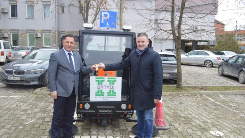 Mërgimtari Njazi Bytyqi dhuron makinë pastruese elektrike për Malishevën