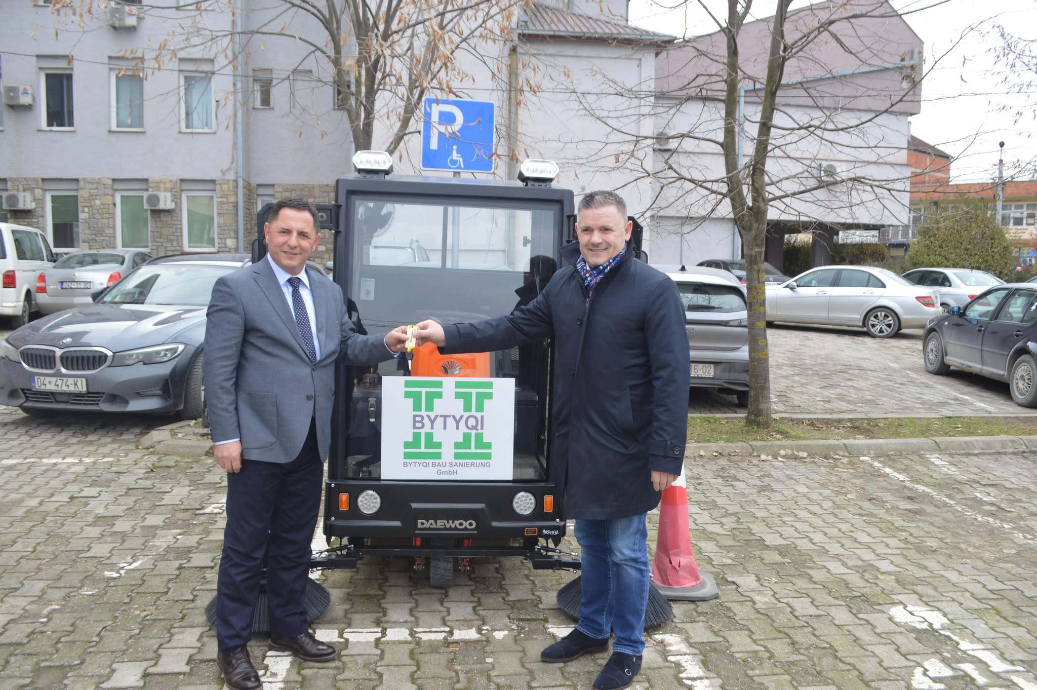 Mërgimtari Njazi Bytyqi dhuron makinë pastruese elektrike për Malishevën